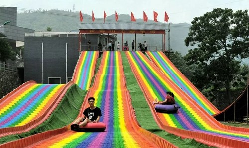 广汉彩虹滑草场